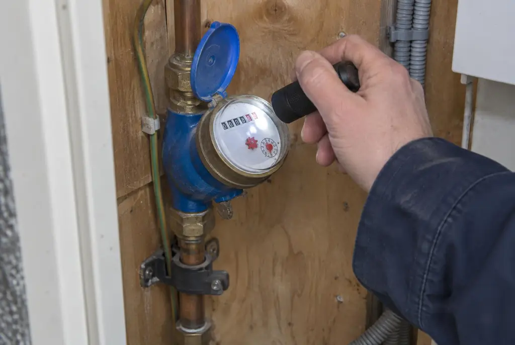 Lekdetectie Vreeland – watermeter in de meterkast controleren met een zaklamp